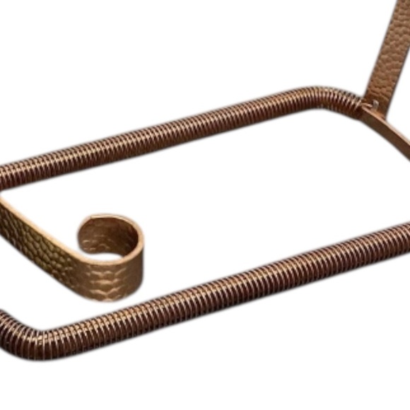 VINTAGE HAMMERED COPPER CASSEROLE PAN HOLDER WITH WOOD HANDLES - Picture 3 of 5